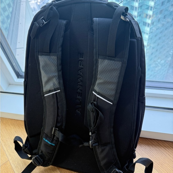Alienware Vindicator Backpack - Picture 2 of 5